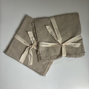 SIR l MADAM Linen Napkins with Frayed Edges